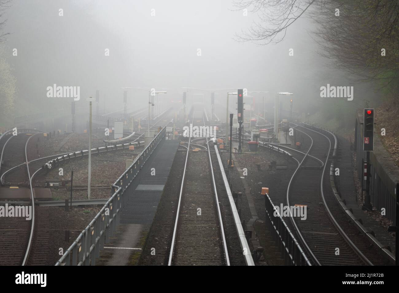 metropolitana linee sudicie in nebbia giorno Foto Stock