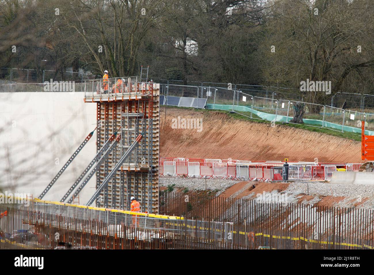 Lavori in corso sul tunnel di taglio e copertura della ferrovia ad alta velocità HS2 che passa sotto Burton Green nel Warwickshire. L'immagine mostra il lavoro che costruisce il tunnel di taglio e copertura sotto la Cromwell Lane a Burton Green. Foto Stock