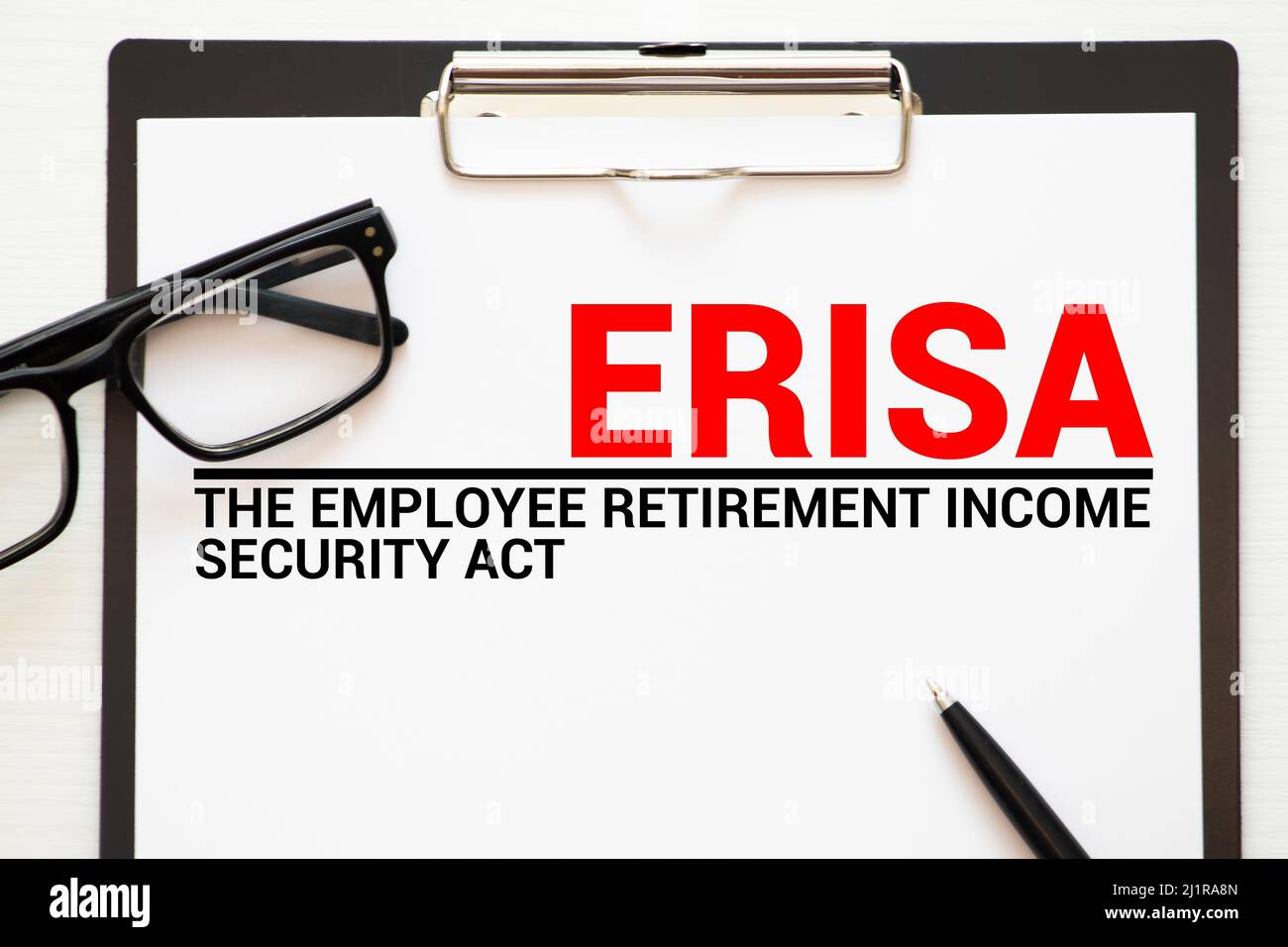 Pagina con ERISA il Employee Retirement Income Security Act del 1974 su un tavolo. Foto Stock