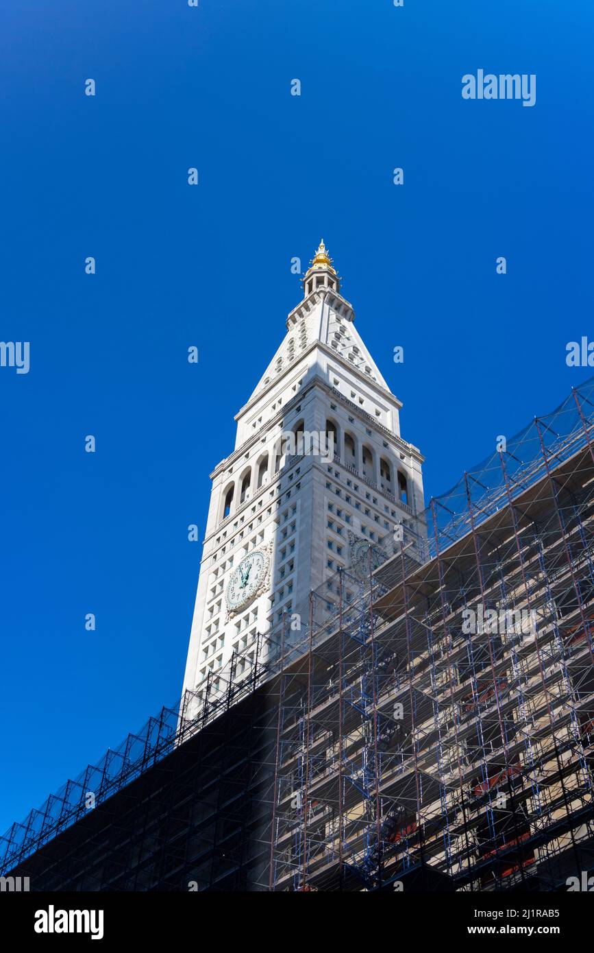 Edifici con ponteggio stand su Park Avenue nel centro di Manhattan NYC Foto Stock