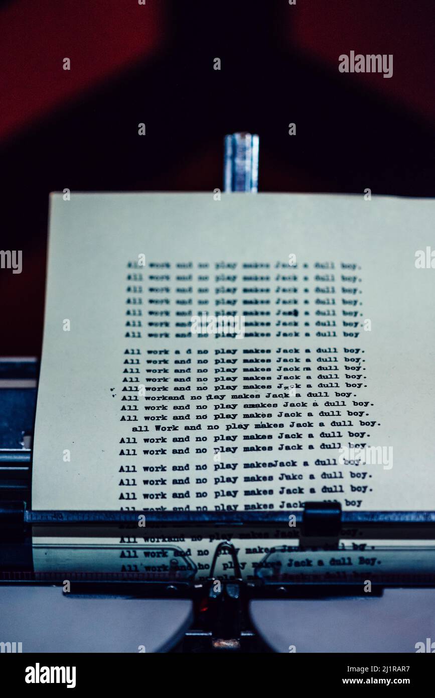 Original Adler Universal 39 da Stanley Kubrick's Shining Film. 'Tutto il lavoro e nessun gioco rende jack un ragazzo noioso' messaggio di Jack Torrance Foto Stock