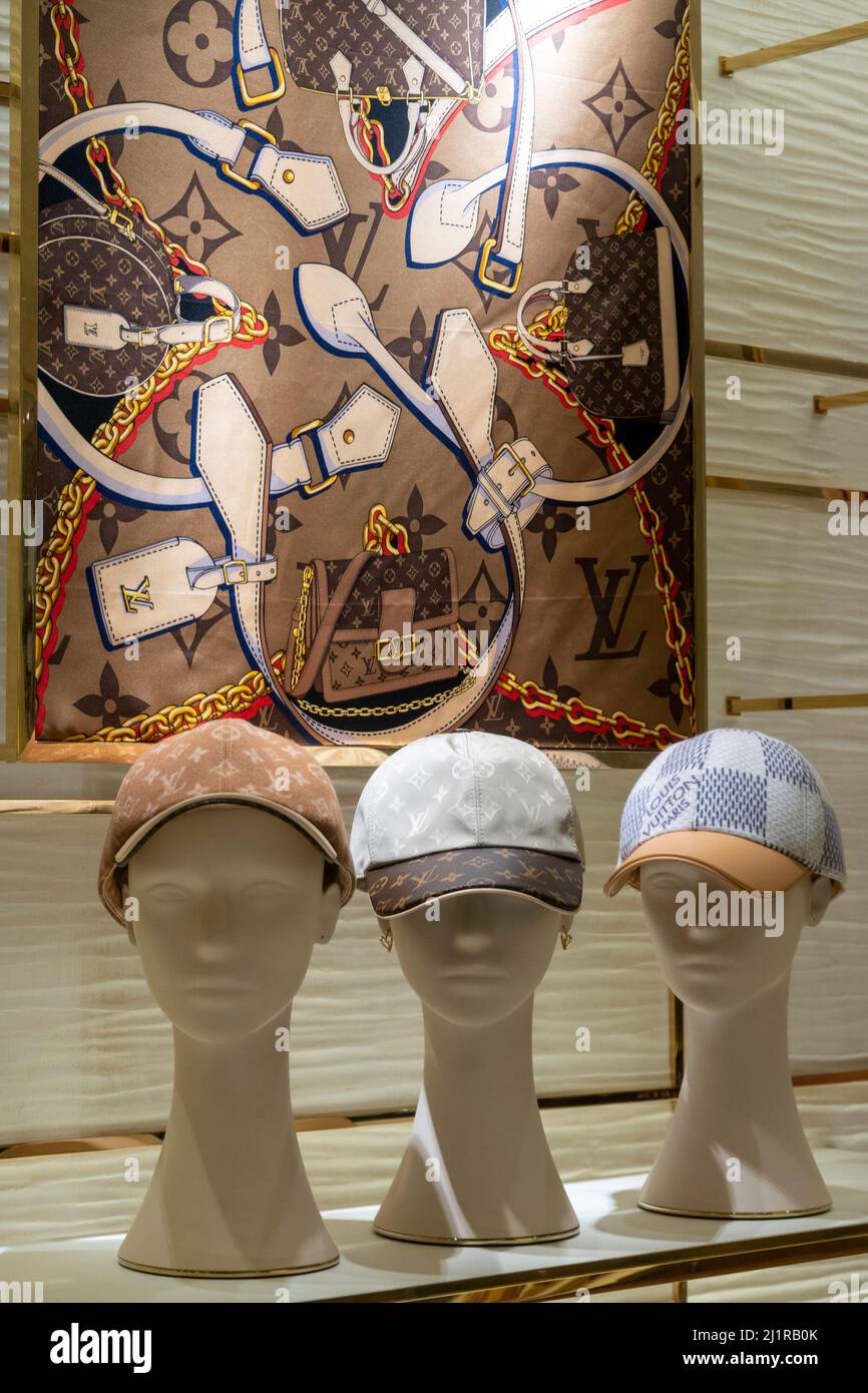 Il negozio Louis Vuitton Flagship si trova al 1 E. 57th Street e all'angolo della Fifth Avenue, New York City, USA Foto Stock