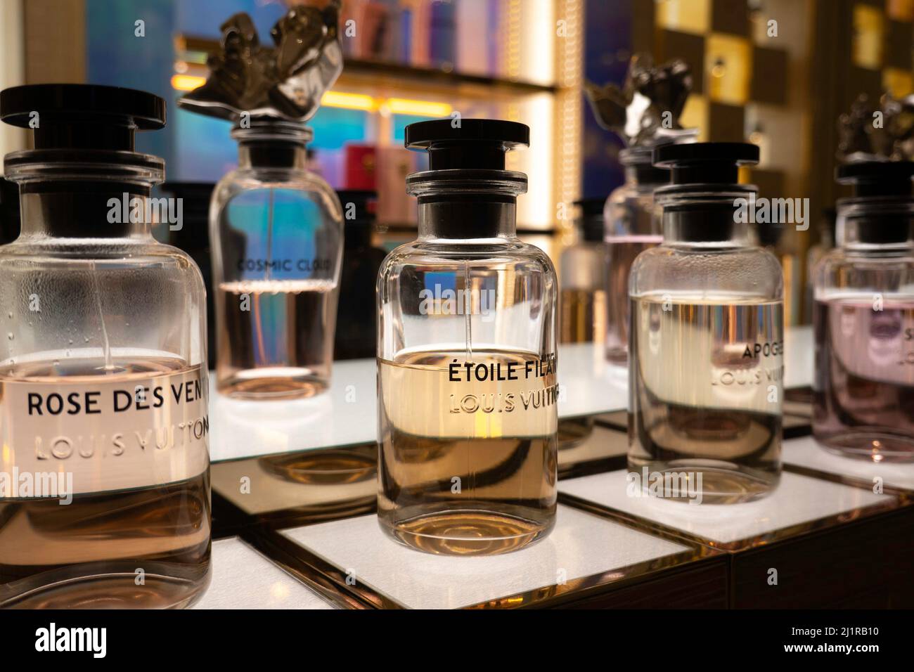 Il negozio Louis Vuitton Flagship si trova al 1 E. 57th Street e all'angolo della Fifth Avenue, New York City, USA Foto Stock