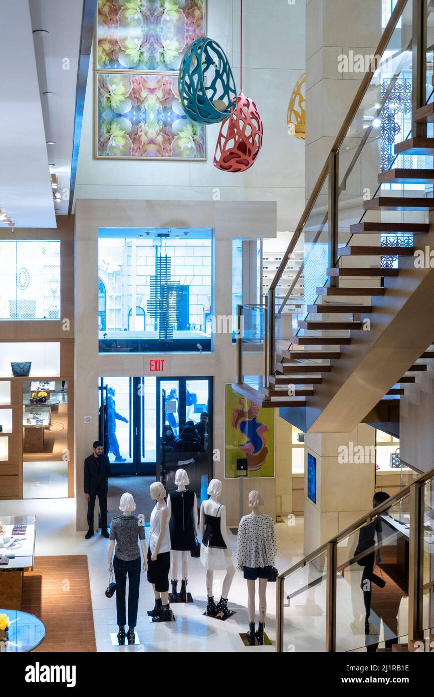 Il negozio Louis Vuitton Flagship si trova al 1 E. 57th Street e all'angolo della Fifth Avenue, New York City, USA Foto Stock