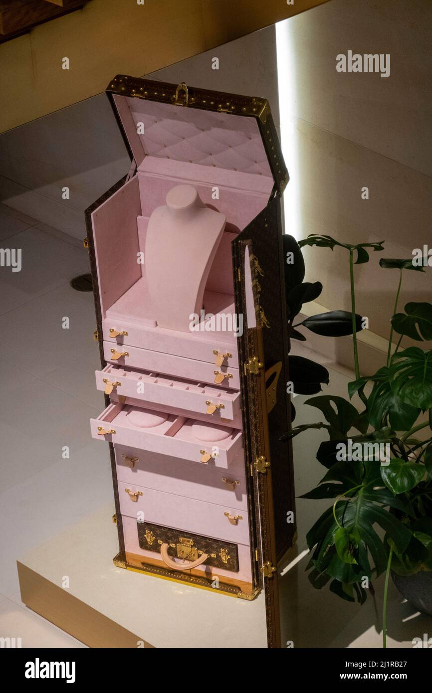 Il negozio Louis Vuitton Flagship si trova al 1 E. 57th Street e all'angolo della Fifth Avenue, New York City, USA Foto Stock