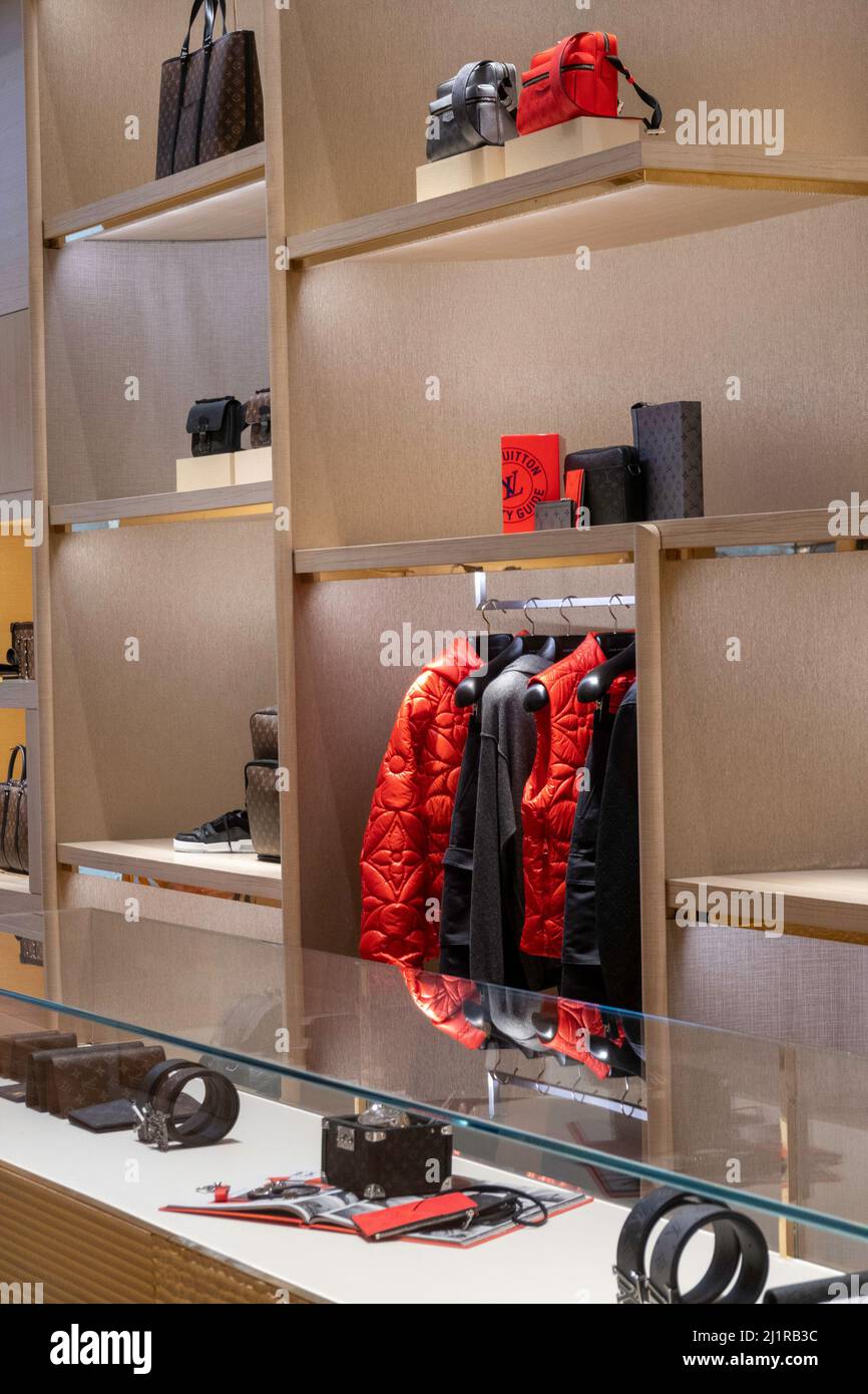 Il negozio Louis Vuitton Flagship si trova al 1 E. 57th Street e all'angolo della Fifth Avenue, New York City, USA Foto Stock