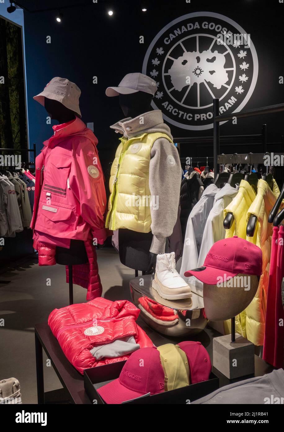 Canada Goose New York si trova in 689 Fifth Avenue a Midtown Manhattan, NYC, USA Foto Stock