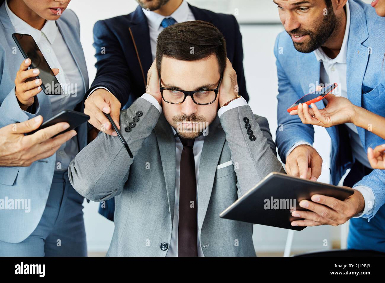 businessman stress sopraffatto problema di lavoro squadra argomentare problema di conflitto Foto Stock