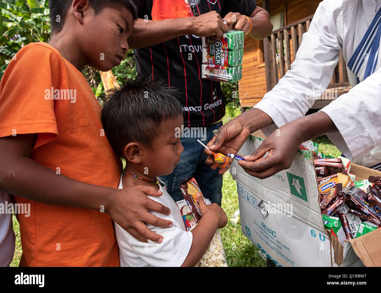 Madre Teresa sorella dare caramelle a un bambino indigeno in Costa Rica Foto Stock