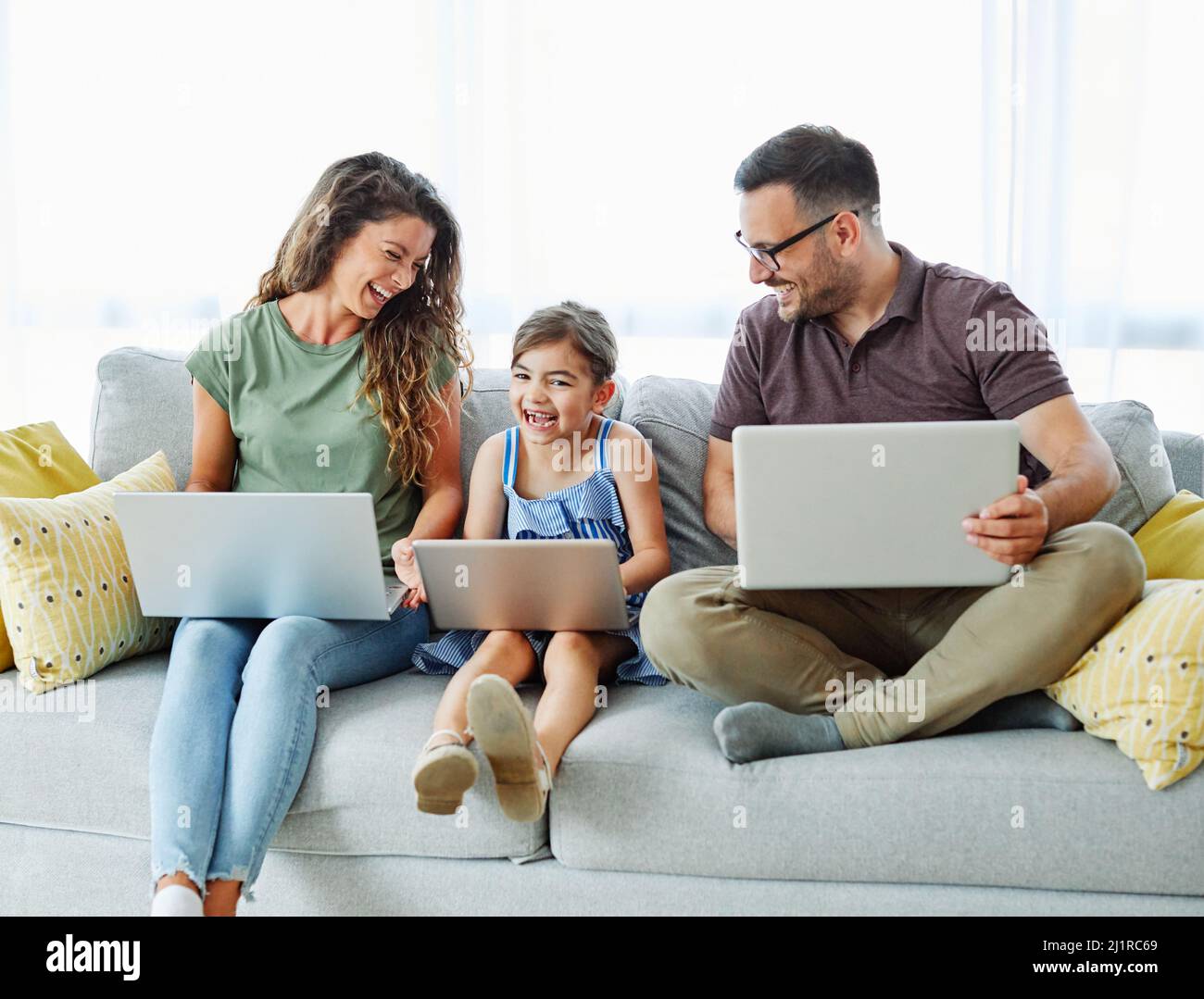 computer portatile istruzione madre padre figlio figlia ragazza familiare infanzia casa tecnologia genitore Foto Stock