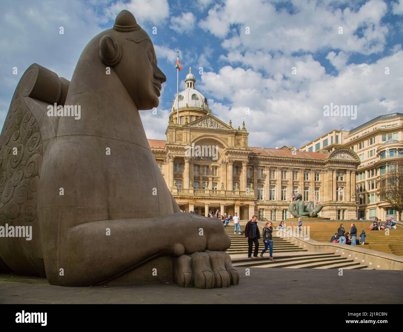 Lo Sphinx Guardian si affaccia su Victoria Square a Birmingham. La Floozie nella statua della Jacuzzi può anche essere visto di fronte alla Casa del Consiglio. Foto Stock