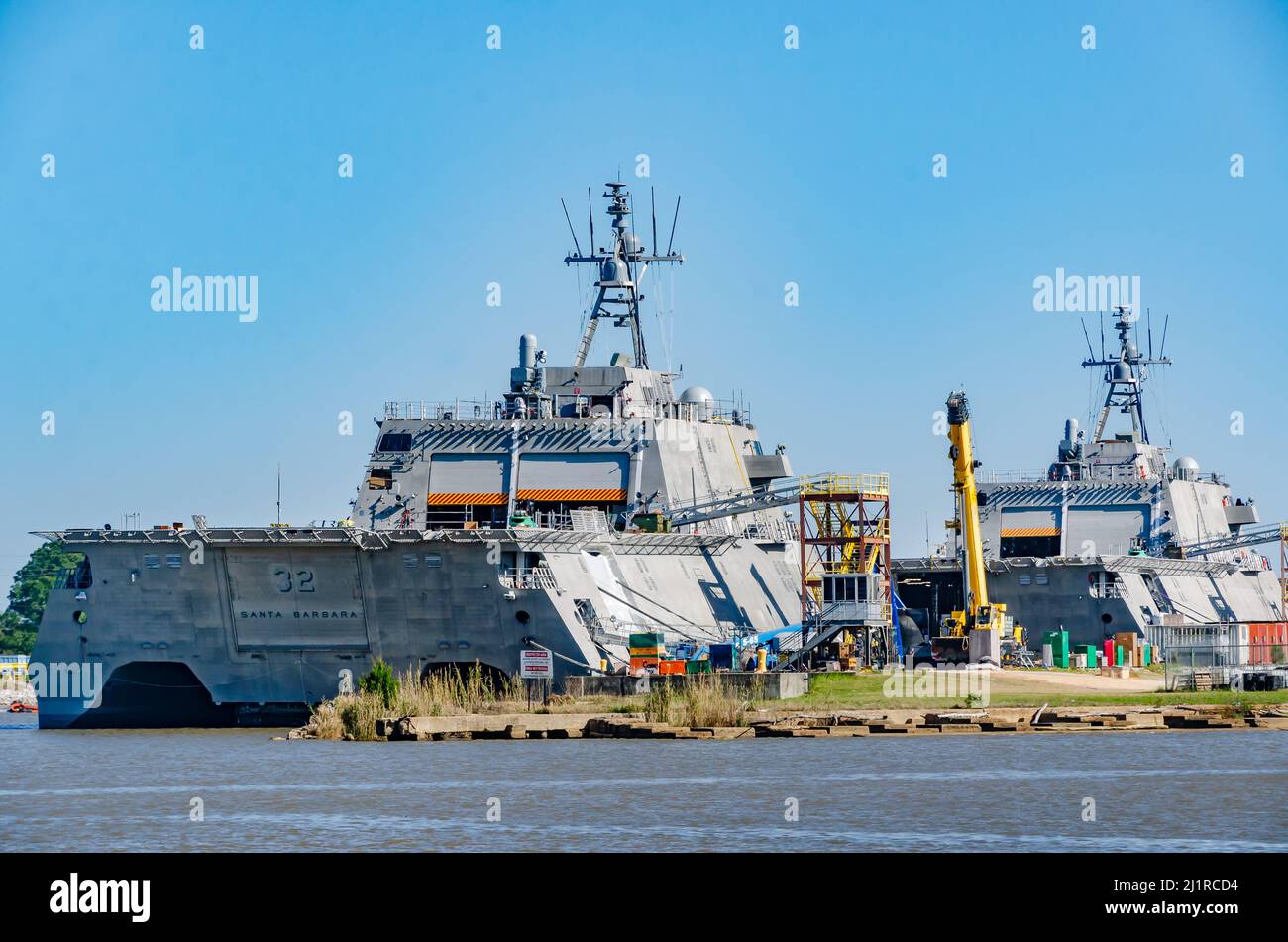 Le navi da combattimento Littoral sono ancorate presso lo stabilimento di produzione navale di Austal USA, sul fiume Mobile, 10 marzo 2022, a Mobile, Alabama. Foto Stock