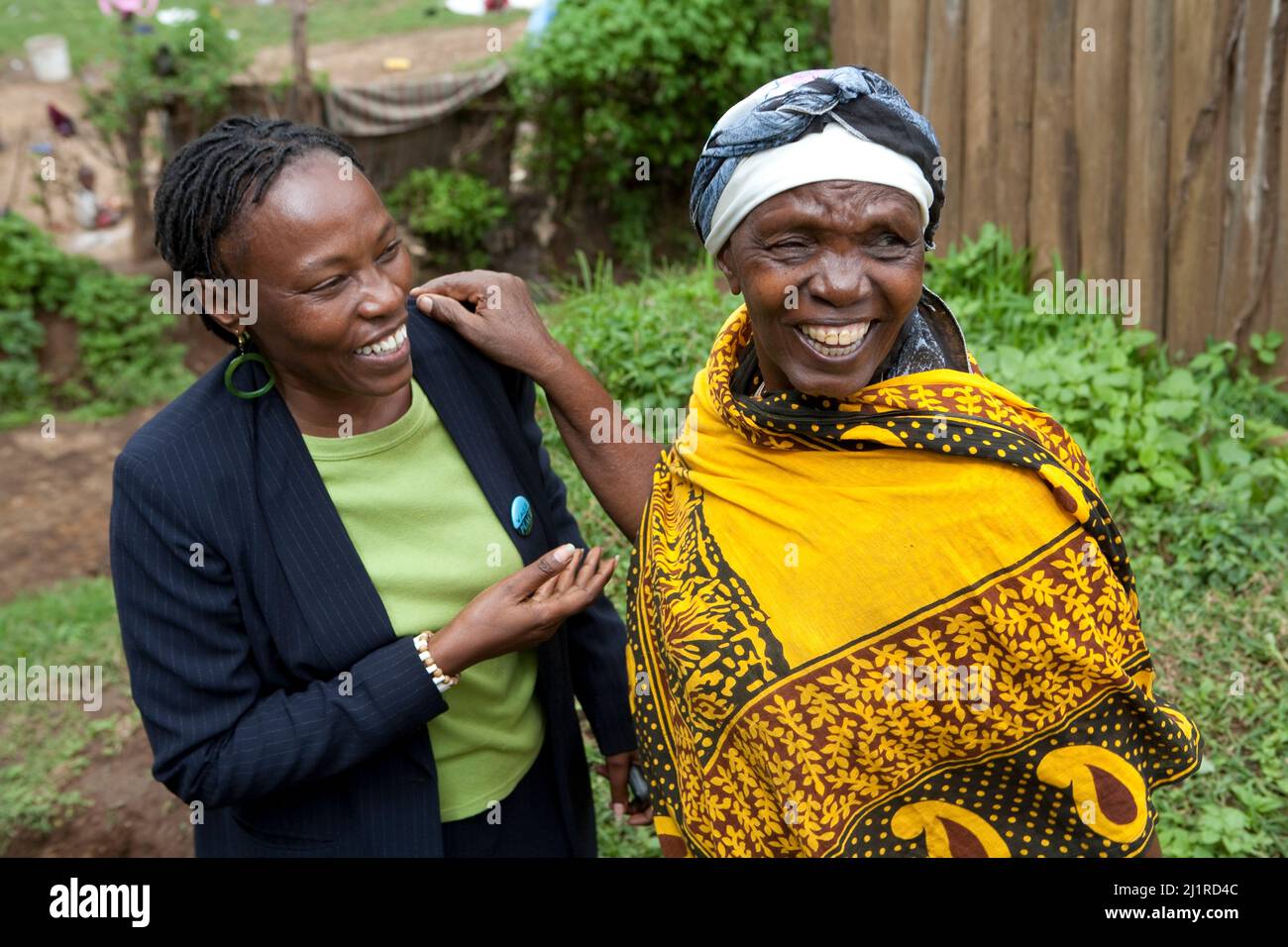 Dr Karambu Ringera, a sinistra, fondatore e direttore esecutivo delle iniziative internazionali di Pace (IPI) con un amico locale, Majengo slum, Meru Foto Stock