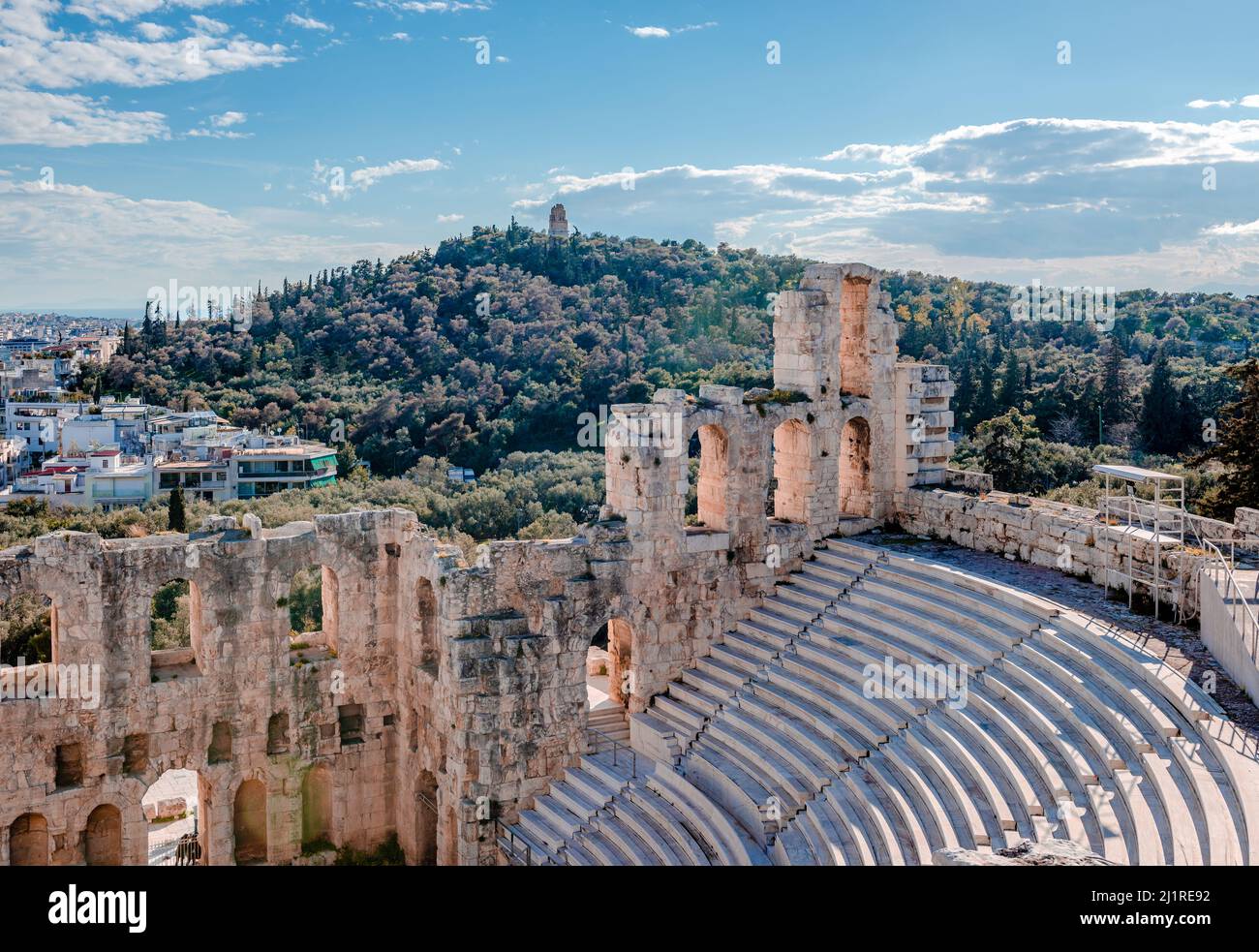 L'Odeon di Erodes Atticus, situato sul versante sud-ovest dell'Acropoli e il Colle Filopappos con il monumento Filopappos in cima. Atene, att Foto Stock