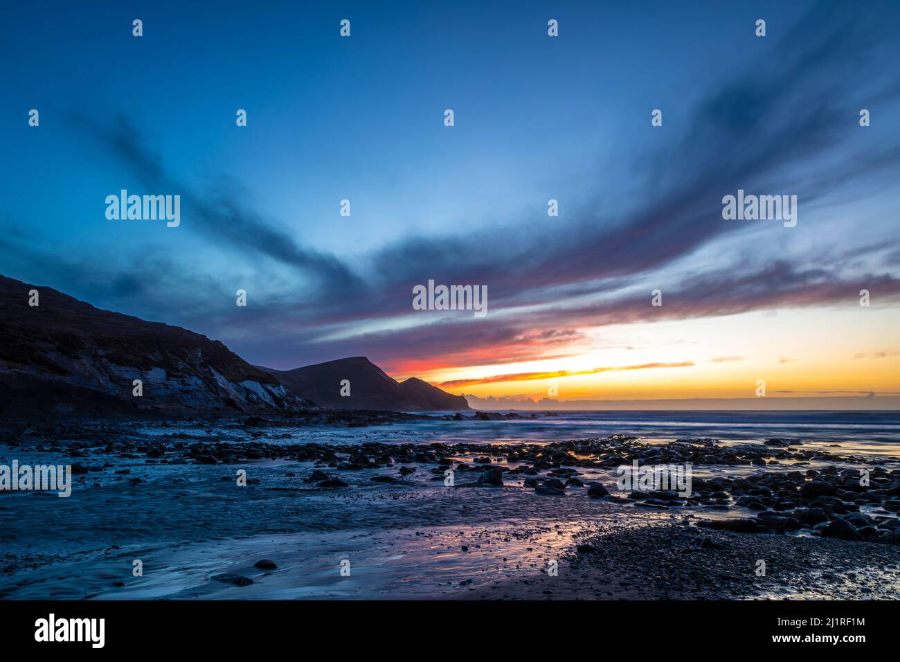 Tramonto sulla spiaggia a Crackington Haven, Cornovaglia, Inghilterra, Regno Unito Foto Stock