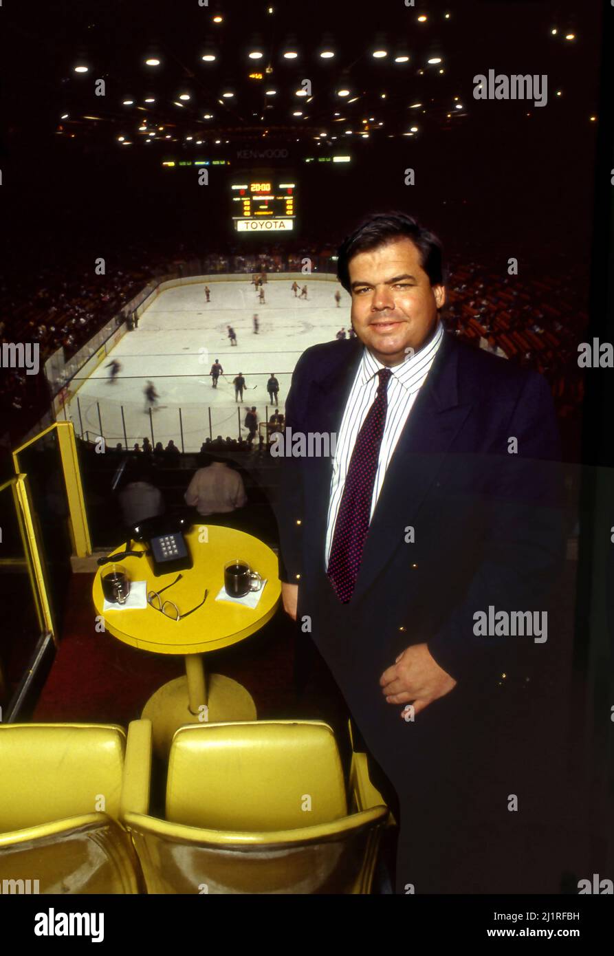 Bruce McNall, il proprietario del team di Los Angeles Kings, nella sua casella al Forum di Inglewood, California Foto Stock