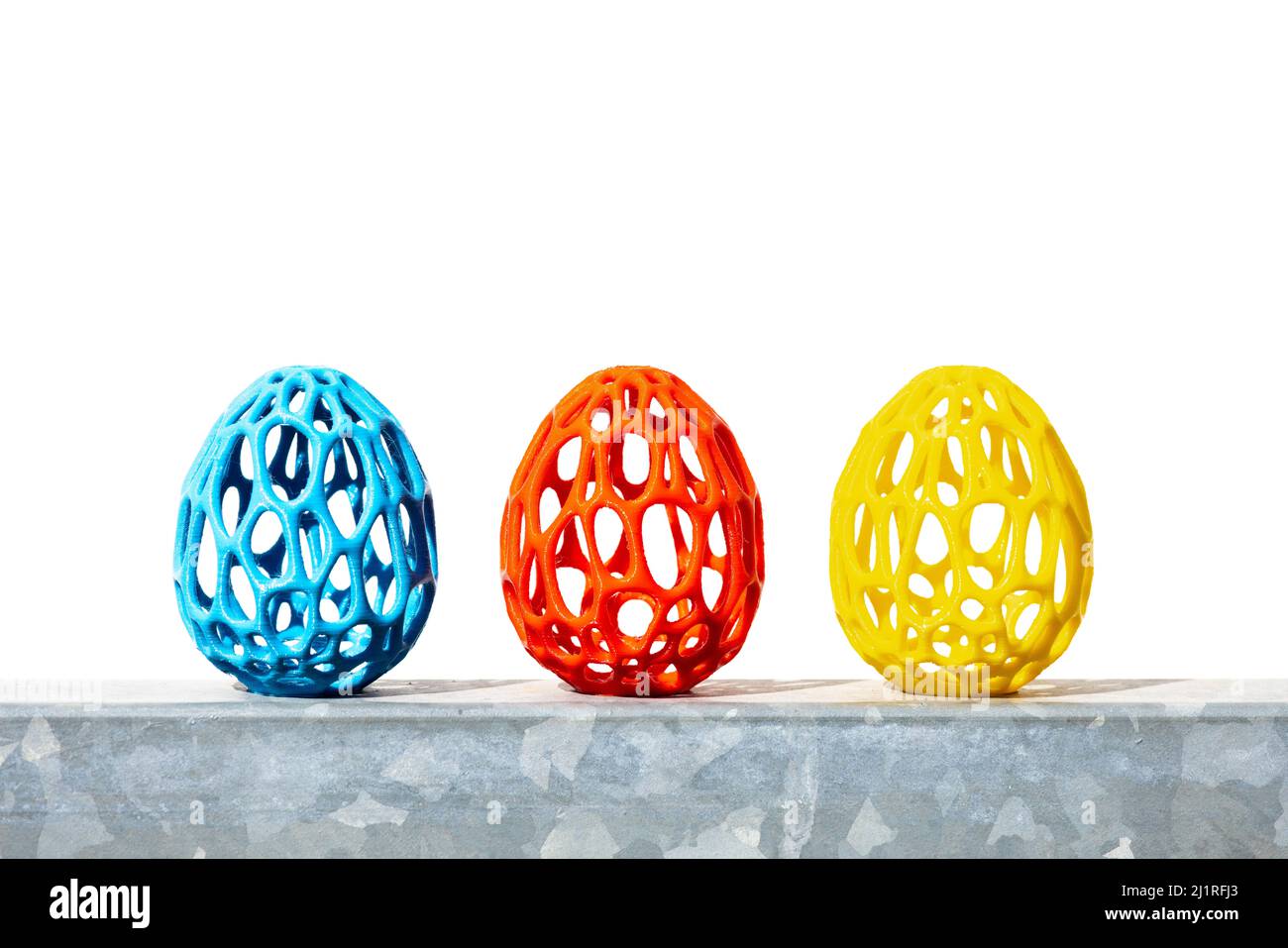 Bunte Ostereier aus 3D-Drucker vor Weißer Wand Foto Stock