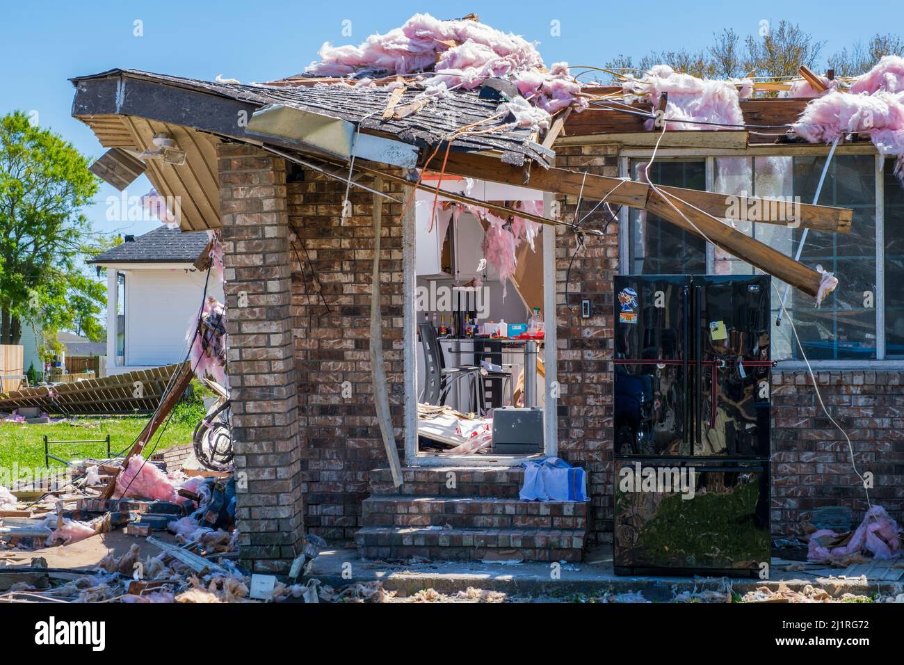 ARABI, LA, USA - 26 MARZO 2022: Casa imploded da 22 marzo 2022 tornado nella periferia di New Orleans Foto Stock