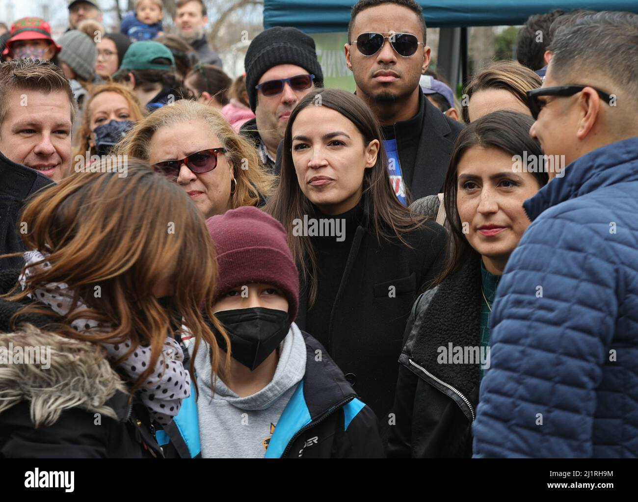 New York, NY, USA. 27th Mar 2022. Jackson Heights, New York, USA, 27 marzo 2022 - il senatore democratico Alexandria Ocasio-Cortez (AOC) si raduna oggi con i volontari a Jackson Heights Queens come parte della sua campagna elettorale 2022.Foto: Luiz Rampelotto/EuropaNewswire.PHOTO CREDITO OBBLIGATORIO. (Credit Image: © Luiz Rampelotto/ZUMA Press Wire) Credit: ZUMA Press, Inc./Alamy Live News Foto Stock