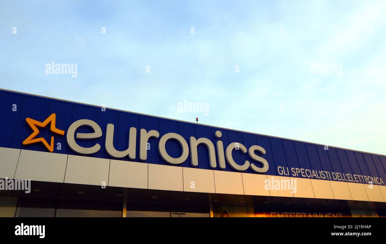 NEGOZIO EURONICS. Euronics è una catena internazionale di negozi  specializzati in elettronica di consumo ed elettrodomestici Foto stock -  Alamy