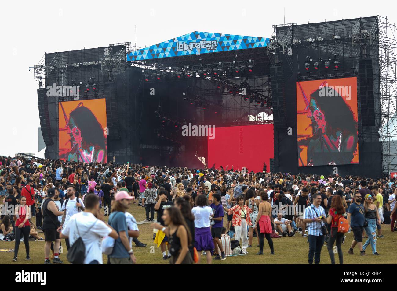 San Paolo, Brasile. 27th marzo 2022. Publico rende omaggio alla frusta Taylor Hawkins del Foo Fithers durante il festival musicale Lollapalooza Brasil 2022 a Autódromo José Carlos Pace a Interlagos, nella regione meridionale di São Paulo questa domenica 27. Credit: Brazil Photo Press/Alamy Live News Foto Stock
