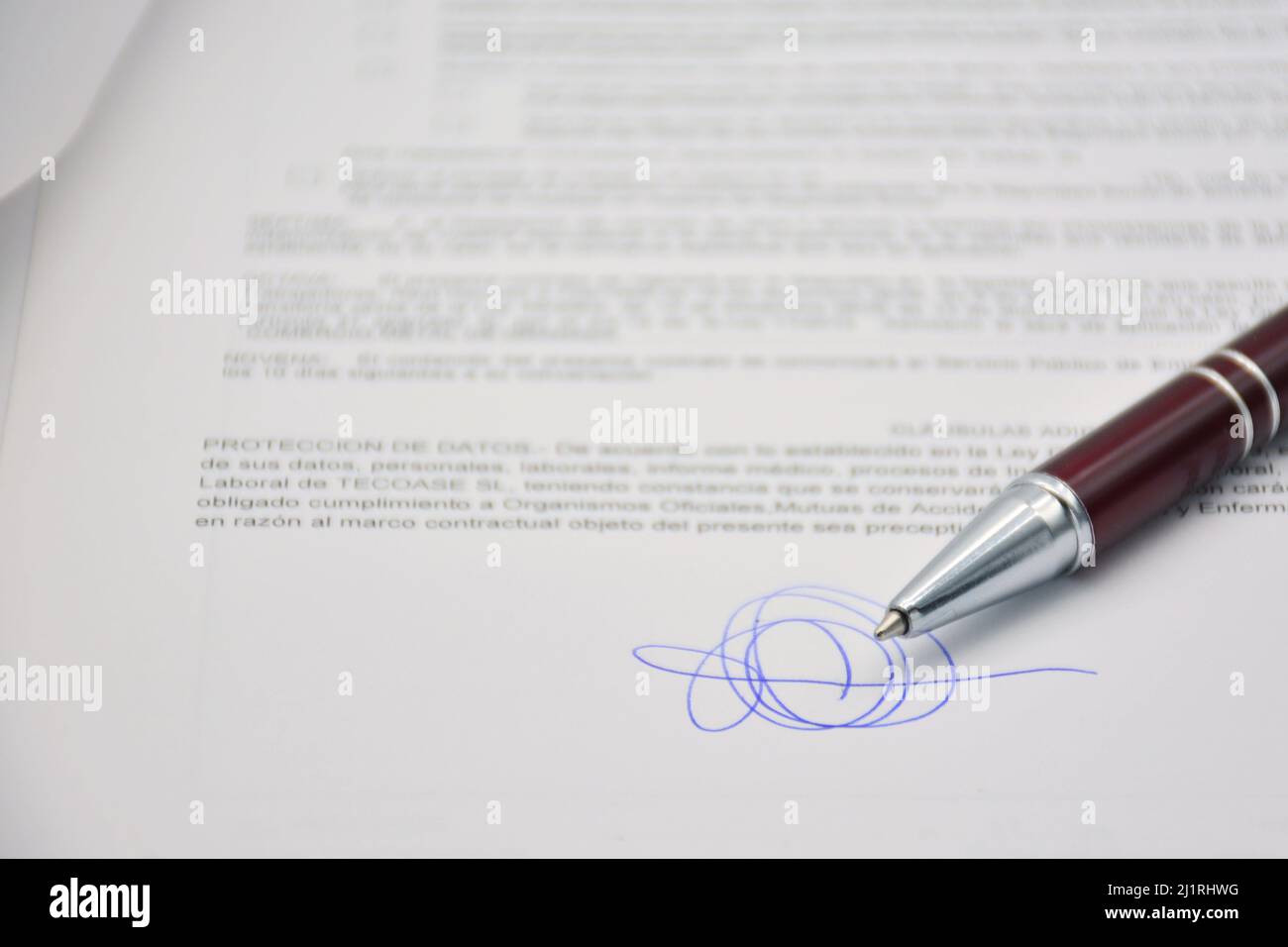 Documento firmado con un bolígrafo, contrato Foto Stock