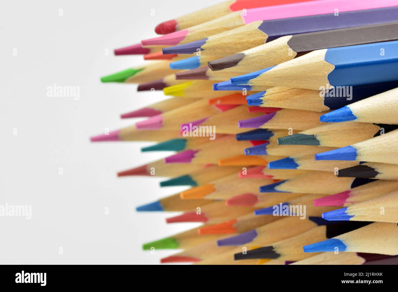 detalles de puntas de lápices de colores, aislado sobre fondo blanco Foto Stock