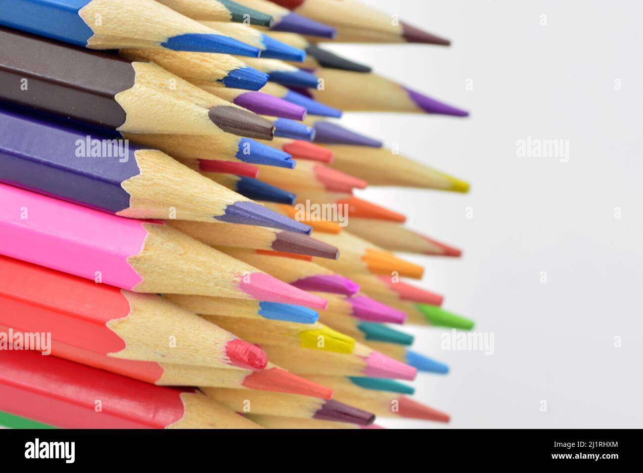 detalles de puntas de lápices de colores, aislado sobre fondo blanco Foto Stock