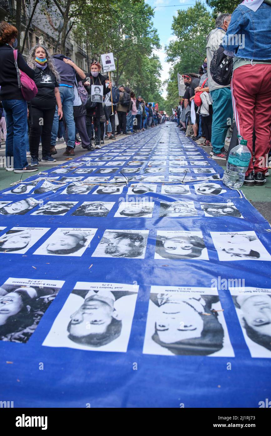 Buenos Aires, Argentina; 24 marzo 2022: Giornata nazionale della memoria per la verità e la giustizia. Banner con ritratti delle migliaia di persone che si disaffannano Foto Stock