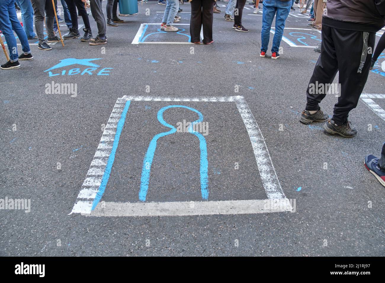 Buenos Aires, Argentina; 24 marzo 2022: Giornata nazionale della memoria per la verità e la giustizia. Silhouette di persone dipinte a terra che rappresentano t Foto Stock