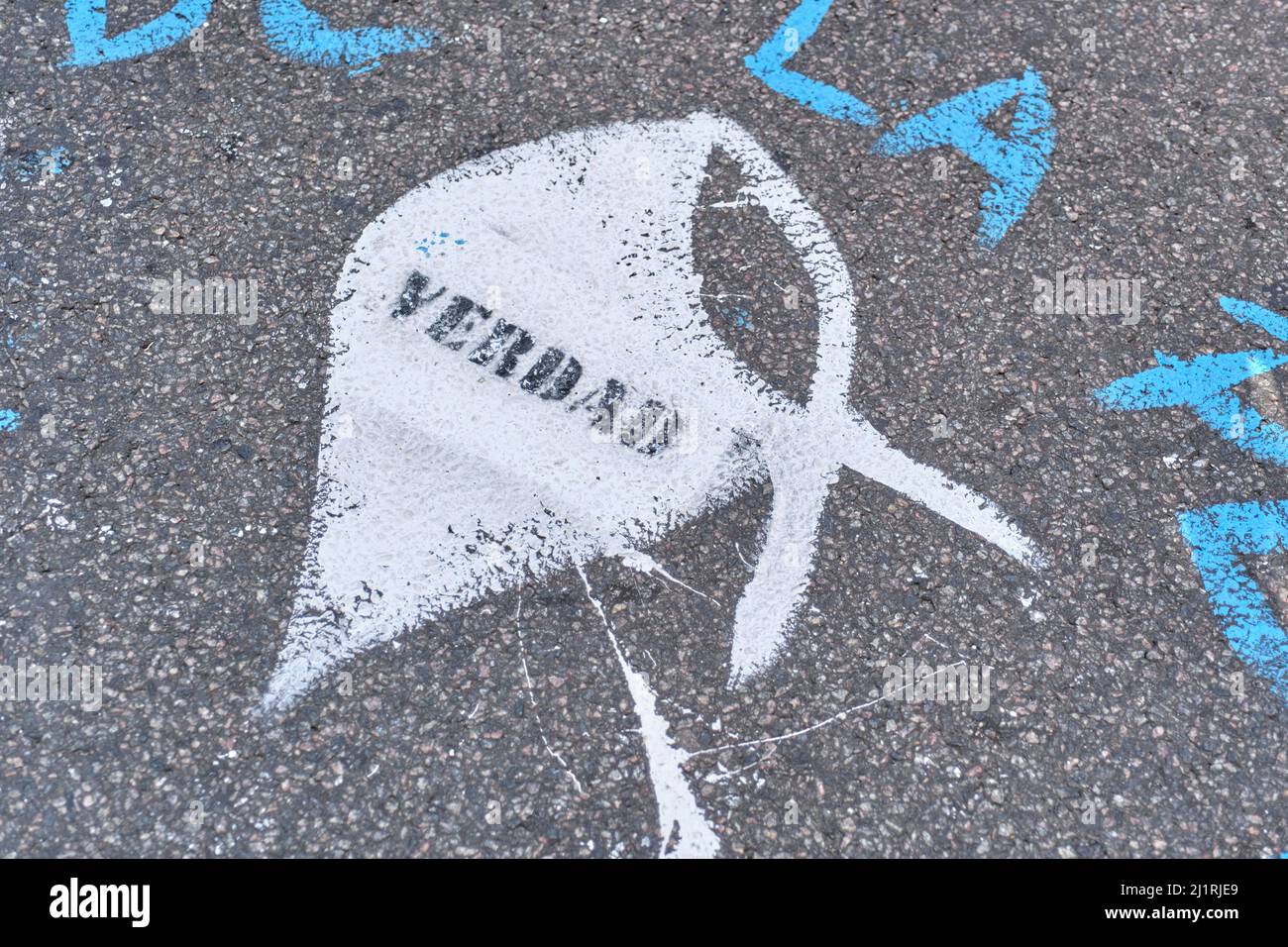 Buenos Aires, Argentina; 24 marzo 2022: Giornata nazionale della memoria per la verità e la giustizia. Sciarpa bianca, simbolo delle madri di Plaza de Mayo, vernice Foto Stock