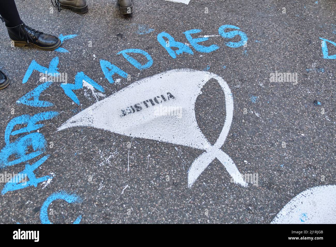 Buenos Aires, Argentina; 24 marzo 2022: Giornata nazionale della memoria per la verità e la giustizia. Sciarpa bianca, simbolo delle madri di Plaza de Mayo, vernice Foto Stock
