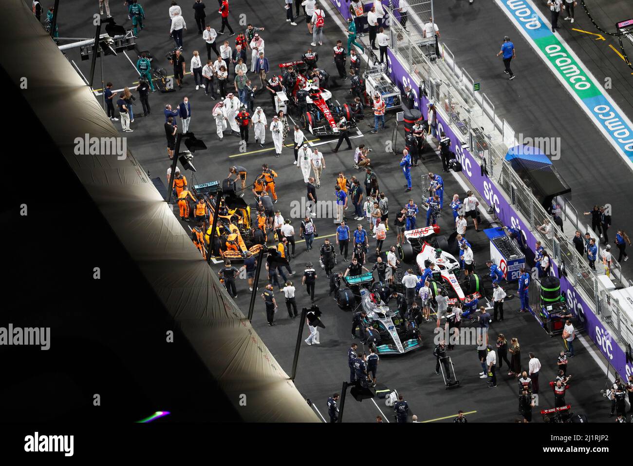 Jeddah, Arabia Saudita. 27th Mar 2022. Griglia di partenza, #63 George Russell (GBR, Mercedes-AMG Petronas Team F1), #20 Kevin Magnussen (DNK, Haas Team F1), #3 Daniel Ricciardo (AUS, McLaren Team F1), #24 Guanyu Zhou (CHN, Alfa Romeo Team F1 ORLEN), Gran Premio d'Arabia Saudita F1 al circuito di Jeddah Corniche, 27 marzo 2022, sul circuito di Jeddah, nel marzo Arabia Saudita. (Foto di ALTO DUE) credito: dpa/Alamy Live News Foto Stock