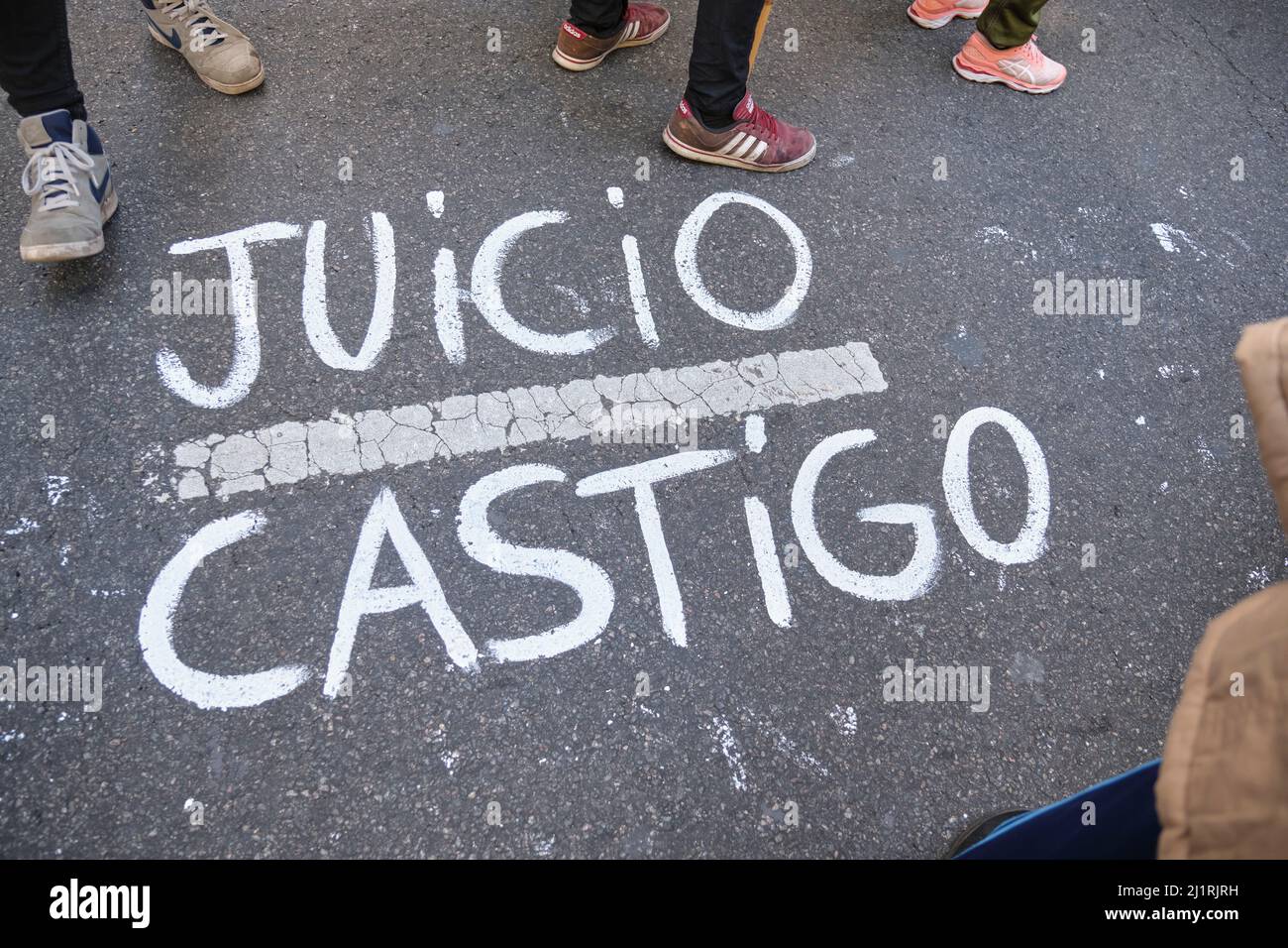 Buenos Aires, Argentina; 24 marzo 2022: Giornata nazionale della memoria per la verità e la giustizia. Parole Giudizio e punizione dipinte sull'asfalto, refe Foto Stock