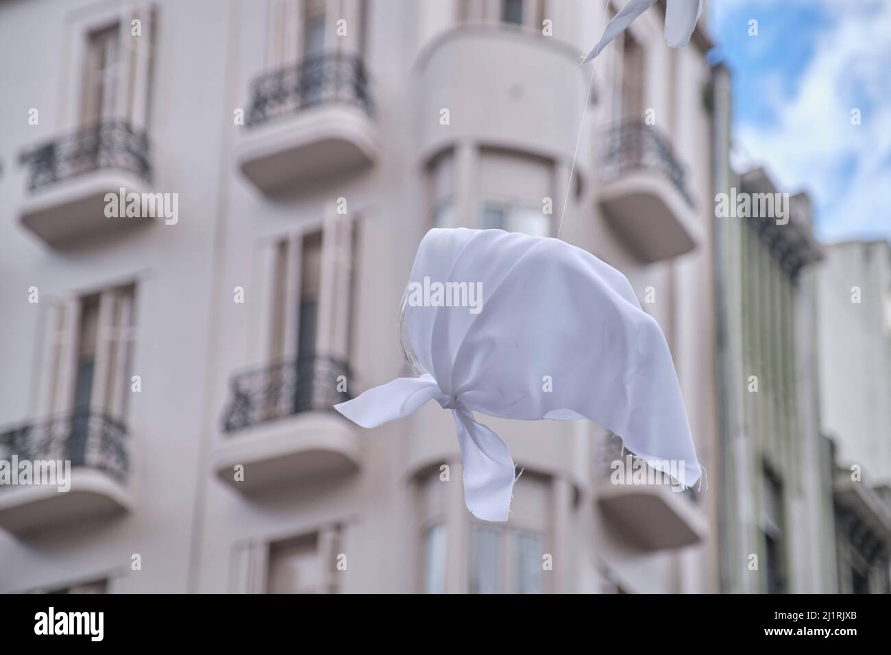 Buenos Aires, Argentina; 24 marzo 2022: Fazzoletto bianco, simbolo delle madri di Plaza de Mayo, che galleggia in aria durante una marcia commemorativa. Foto Stock