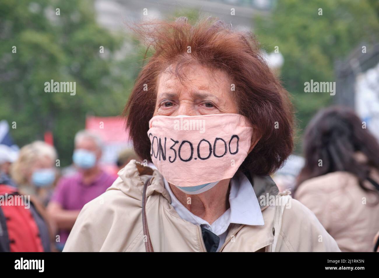 Buenos Aires, Argentina; 24 marzo 2022: Giornata nazionale della memoria per la verità e la giustizia, la donna indossa una maschera con il testo sono 30000, il numero Foto Stock