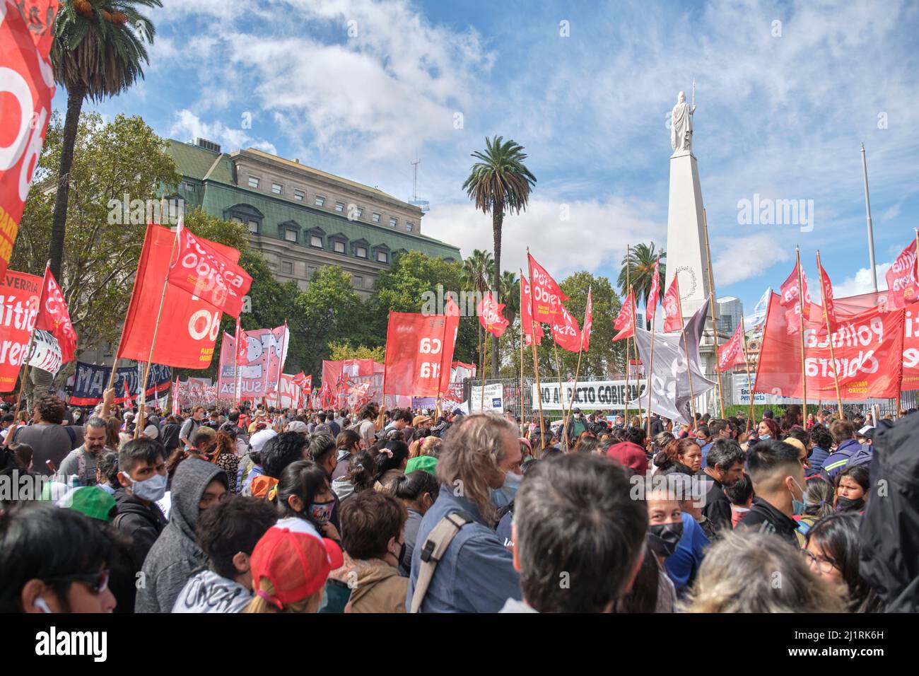 Buenos Aires, Argentina; 24 marzo 2022: La folla si è riunita in Plaza de Mayo nella Giornata Nazionale della memoria per la verità e la giustizia Foto Stock