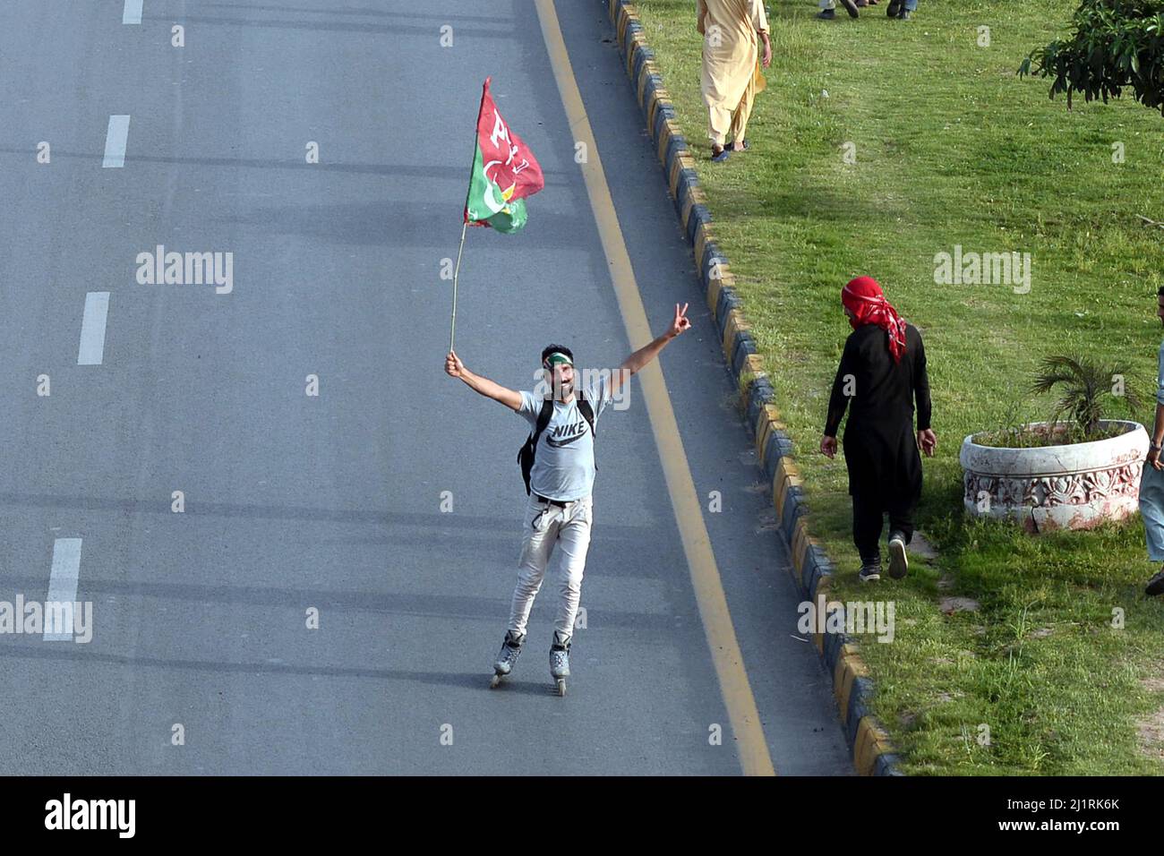 Islamabad, Pakistan. 27th Mar 2022. Milioni di lavoratori PTI sono in viaggio verso la sala d'incontro su invito del primo ministro Imran Khan a Islamabad, Pakistan, il 27 marzo 2022. Nel messaggio registrato, il primo ministro ha iniziato citando un verso del Sacro Corano. Ha notato che ai musulmani era stato detto di "fare bene e contro il male". (Foto di Zubair Abbasi/Pacific Press/Sipa USA) Credit: Sipa USA/Alamy Live News Foto Stock