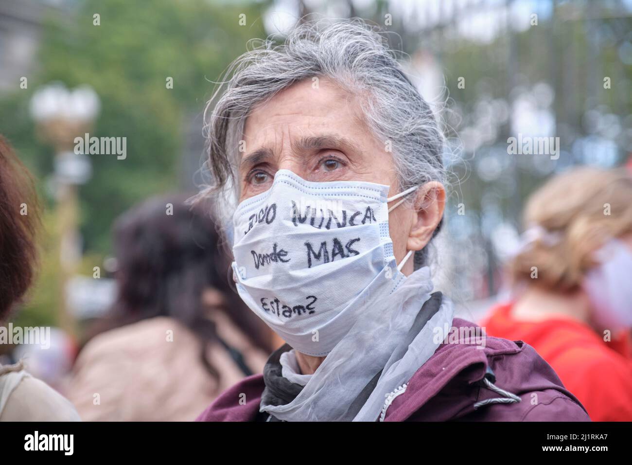 Buenos Aires, Argentina; 24 marzo 2022: Giornata nazionale della memoria per la verità e la giustizia, la donna indossa una maschera con il testo 30000, dove sono? Ne Foto Stock
