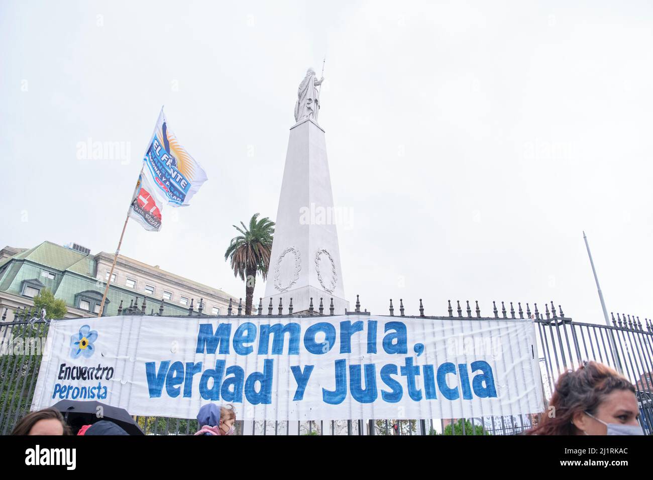 Buenos Aires, Argentina; 24 marzo 2022: Banner con il testo memoria, verità e giustizia, in Plaza de Mayo, accanto alla piramide di maggio. Foto Stock