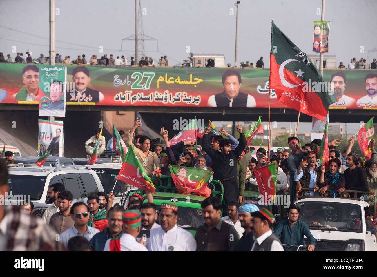 Islamabad, Pakistan. 27th Mar 2022. Milioni di lavoratori PTI sono in viaggio verso la sala d'incontro su invito del primo ministro Imran Khan a Islamabad, Pakistan, il 27 marzo 2022. Nel messaggio registrato, il primo ministro ha iniziato citando un verso del Sacro Corano. Ha notato che ai musulmani era stato detto di "fare bene e contro il male". (Foto di Zubair Abbasi/Pacific Press/Sipa USA) Credit: Sipa USA/Alamy Live News Foto Stock