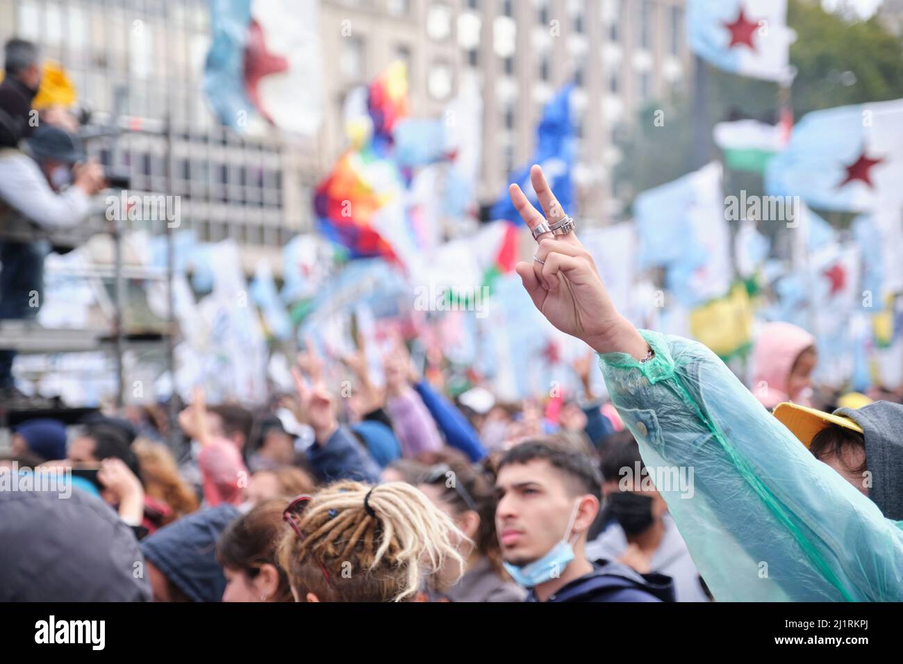 Buenos Aires, Argentina; 24 marzo 2022: Giornata nazionale della memoria per la verità e la giustizia, folla in Plaza de Mayo; la gente alza le braccia, facendo un Foto Stock