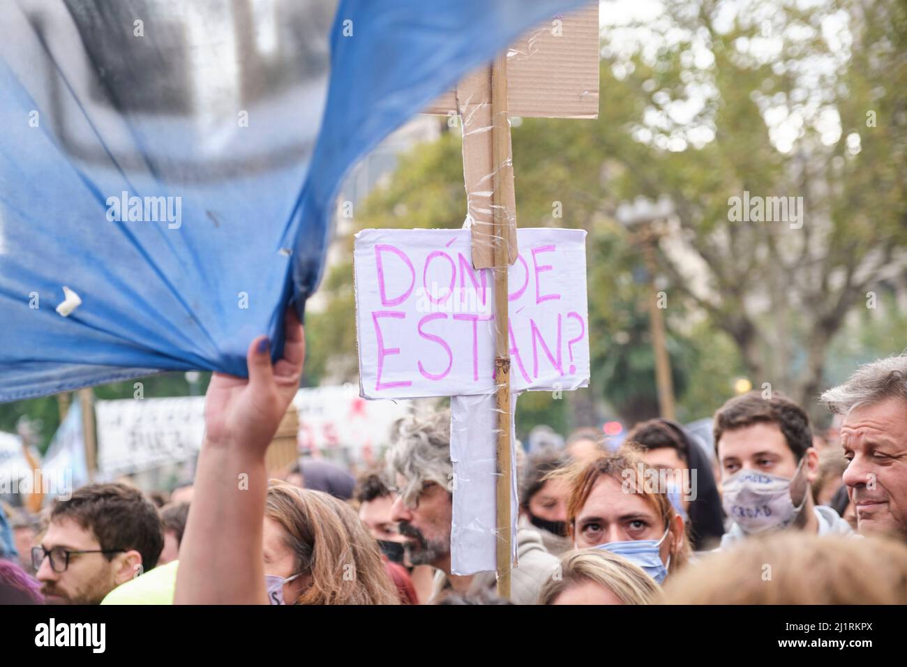 Buenos Aires, Argentina; 24 marzo 2022: Giornata nazionale della memoria per la verità e la giustizia, folla in Plaza de Mayo, poster: Dove sono? il mille Foto Stock