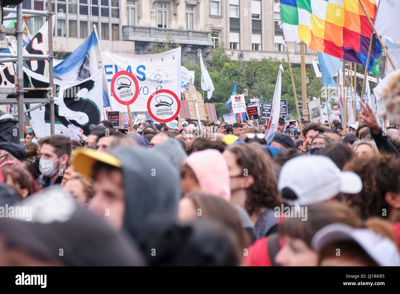 Buenos Aires, Argentina; 24 marzo 2022: Giornata nazionale della memoria per la verità e la giustizia, folla in Plaza de Mayo. Foto Stock