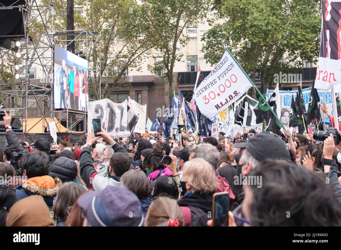 Buenos Aires, Argentina; 24 marzo 2022: Giornata nazionale della memoria per la verità e la giustizia, folla in Plaza de Mayo. Foto Stock