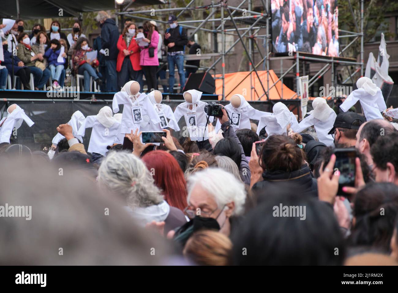 Buenos Aires, Argentina; 24 marzo 2022: Giornata nazionale della memoria per la verità e la giustizia, folla, gente che alza i burattini che rappresentano le madri di Foto Stock