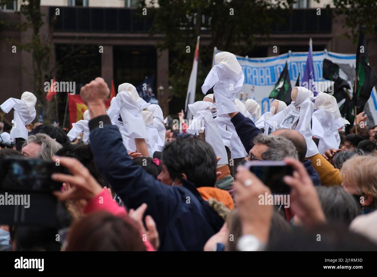 Buenos Aires, Argentina; 24 marzo 2022: Giornata nazionale della memoria per la verità e la giustizia, folla, gente che alza le armi e pupazzi che rappresentano Foto Stock