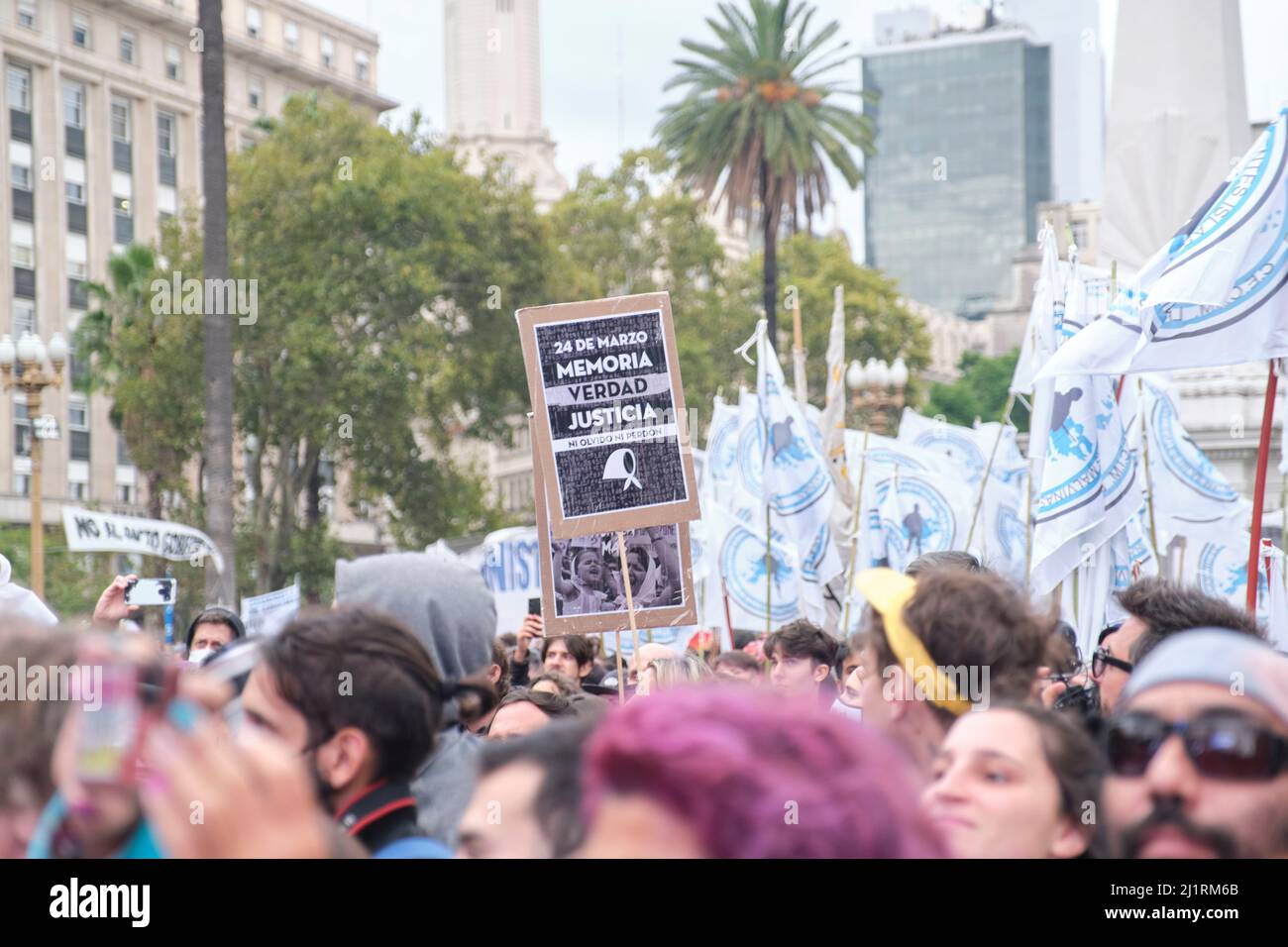 Buenos Aires, Argentina; marzo 24 2022: Giornata nazionale della memoria per la verità e la giustizia, folla in Plaza de Mayo, poster con il testo memoria, verità Foto Stock