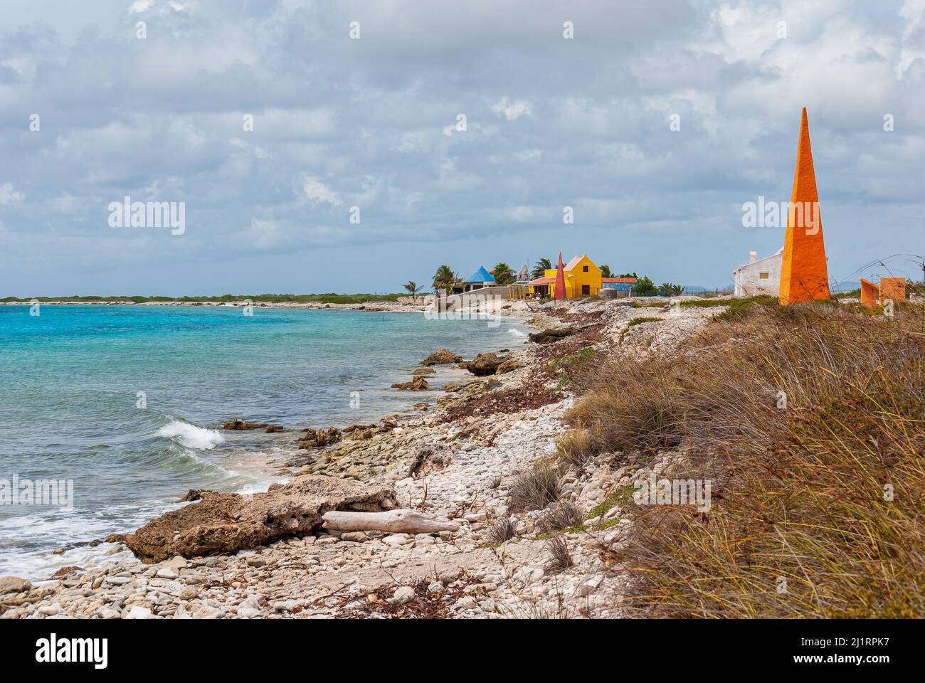 Obelisco arancione su Bonaire utilizzato come marcatore di navigazione a terra Foto Stock