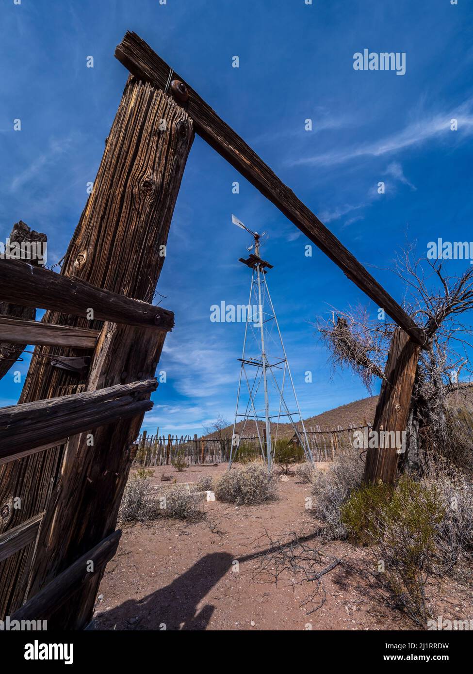 Mulino a vento, campo linea Pozo Nuevo, Pozo Nuevo Road, Organ Pipe Cactus National Monument, Arizona. Foto Stock